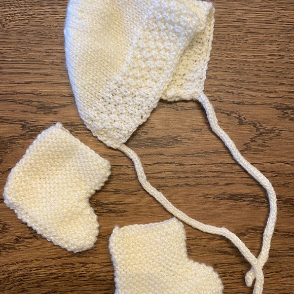 Hand knitted newborn hat and booties - Picture 1 of 1